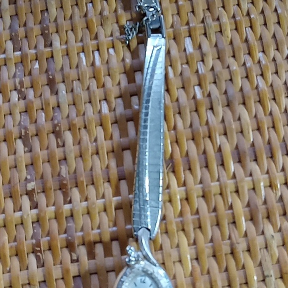 Ladies Bulova watch in box, 10 kt. Gold Lady Bulova Petite - Picture 11 of 16